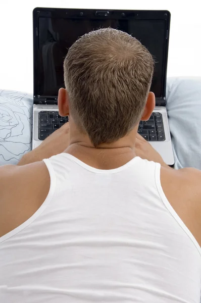 Postura traseira do homem trabalhando no laptop — Fotografia de Stock