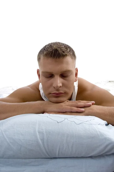 Genç adam yatakta rahatlatıcı — Stok fotoğraf