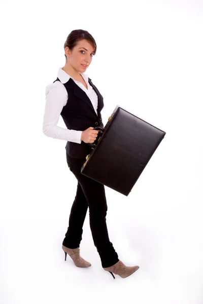 Empresaria sosteniendo maletín — Foto de Stock