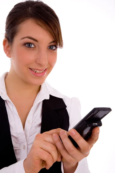 Joven hembra sosteniendo teléfono celular — Foto de Stock