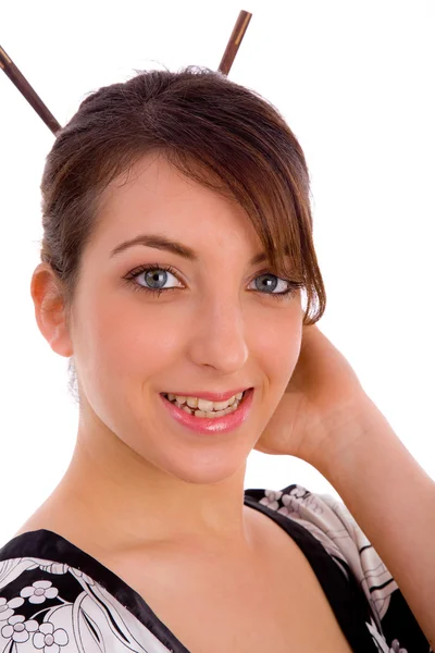 Sorridente donna giapponese con bastoni per capelli — Foto Stock