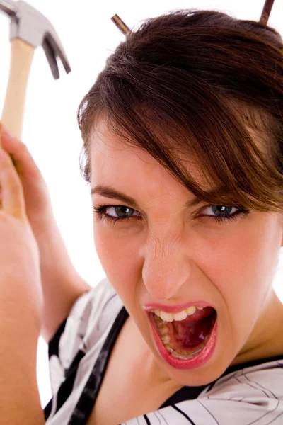 Agresivní japonská žena s kladivem — Stock fotografie