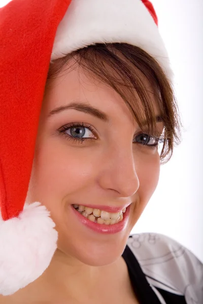 Femme souriante portant un chapeau de Noël — Photo