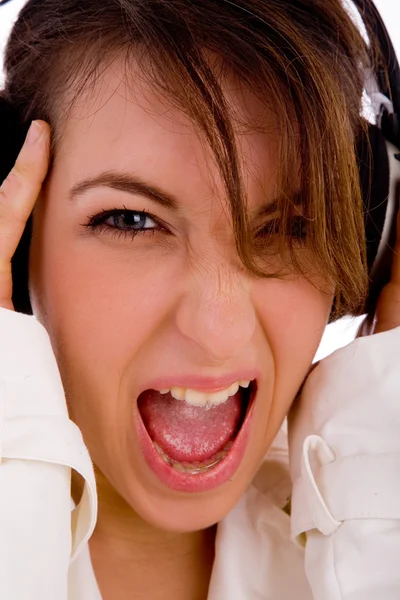 Giovane donna godendo di musica ad alto volume — Foto Stock