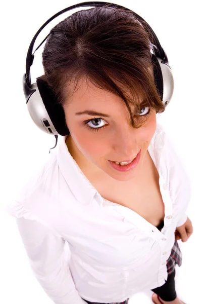 Młoda kobieta cieszy się muzyką — Zdjęcie stockowe