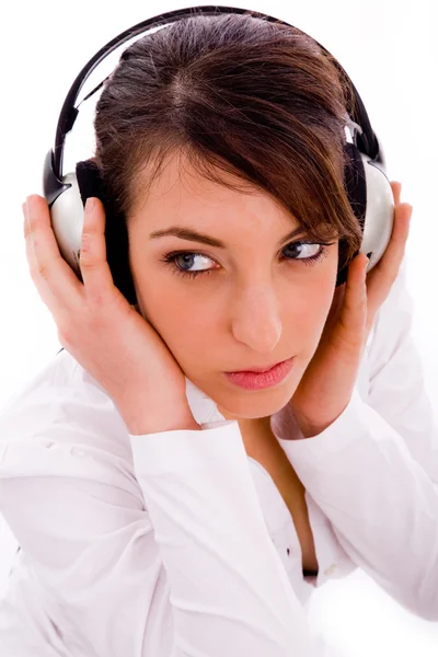 Fiatal nő élvez zene — Stock Fotó
