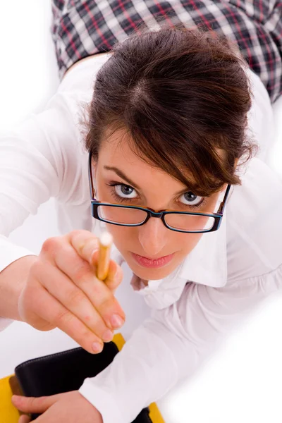 Estudante feminina apontando com lápis — Fotografia de Stock