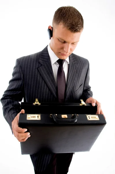 Executive cerca nella sua valigetta vuota — Foto Stock