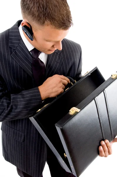 Manager schaut in seine leere Aktentasche — Stockfoto