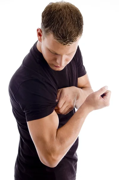 Ung man visar sina muskler — Stockfoto