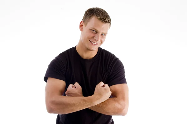 Χαμογελαστός νεαρός άνδρας που δείχνει τους μυς του — Φωτογραφία Αρχείου