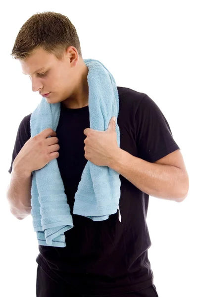 Hombre con toalla alrededor de su cuello — Foto de Stock
