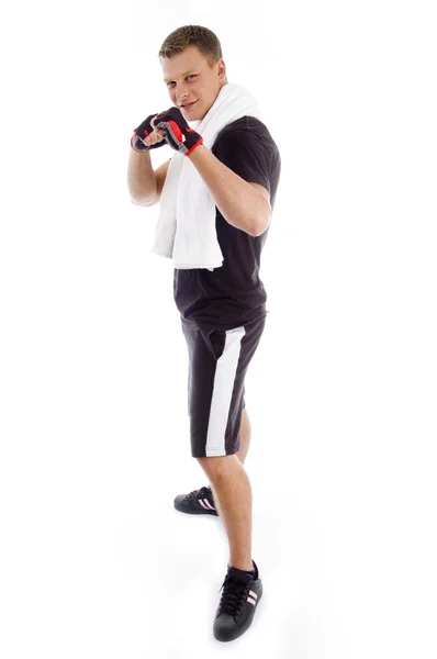 Muskulöser Mann zeigt Fäuste — Stockfoto