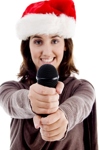 Молодая женщина держит микрофон — стоковое фото