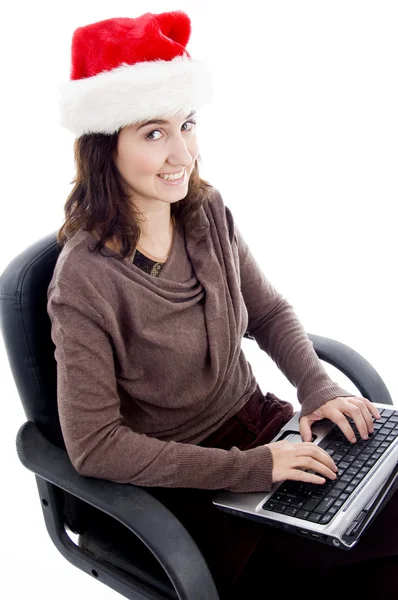 Jeune femme travaillant sur ordinateur portable — Photo