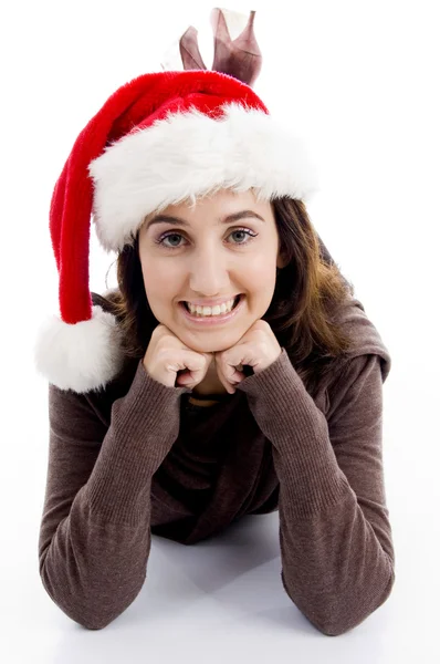 Νεαρή γυναίκα φορώντας καπέλο Χριστούγεννα — Φωτογραφία Αρχείου