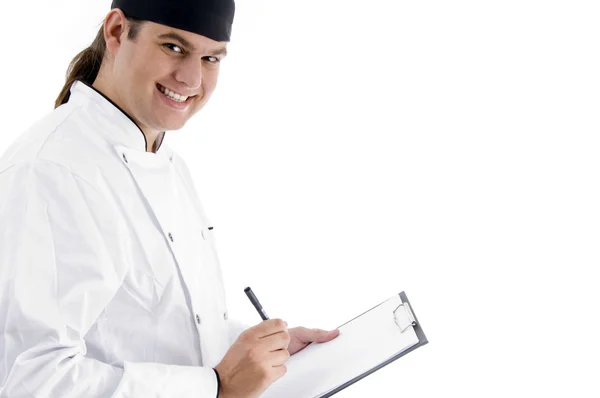 Chef joven sonriente con portapapeles — Foto de Stock