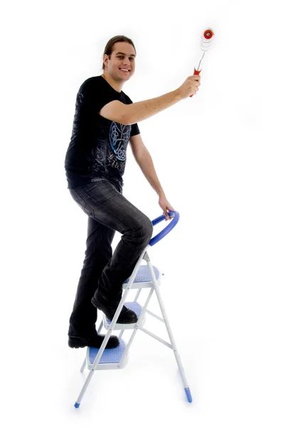 这位青年画家站在梯子上椅子上 — 图库照片
