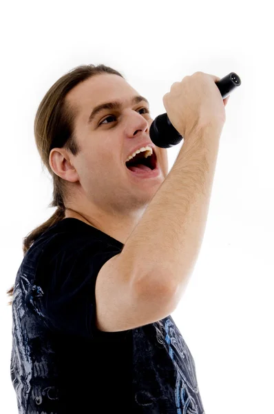 Jeune homme chantant dans le microphone — Photo