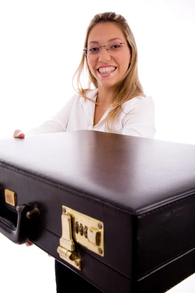 Avvocato sorridente che mostra valigetta — Foto Stock
