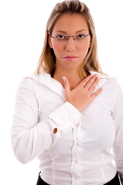 Zakenvrouw met hand op haar borst — Stockfoto