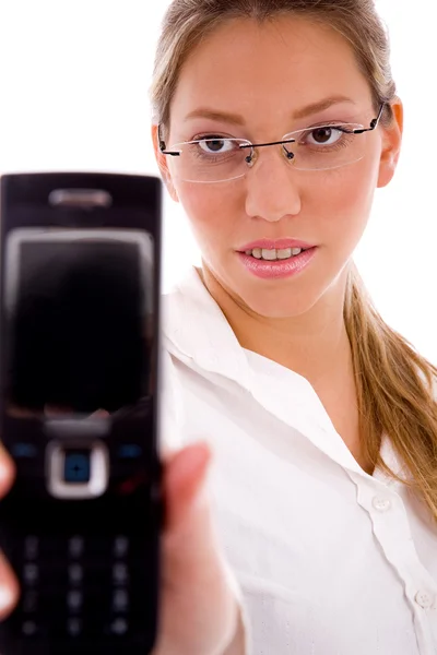Retrato de mulher mostrando celular — Fotografia de Stock