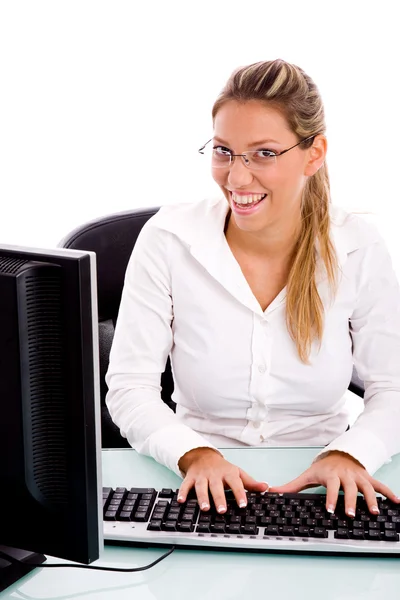 Менеджер-женщина, работающая на компьютере — стоковое фото