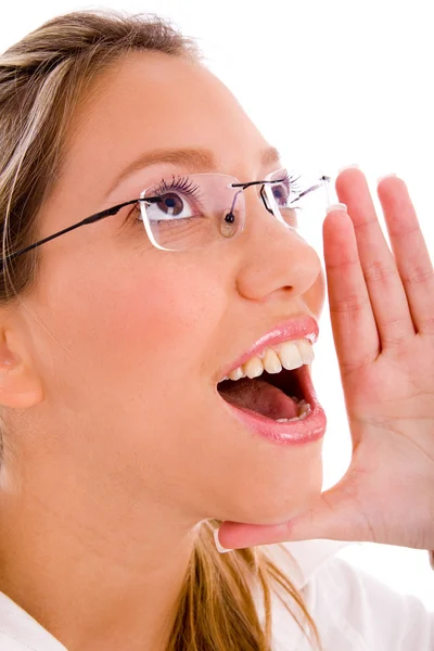 Close up de mulher gritando alto — Fotografia de Stock