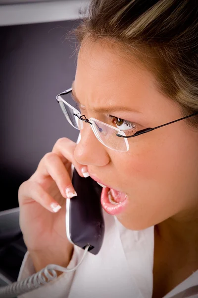 Жінка-адвокат розмовляє по телефону — стокове фото