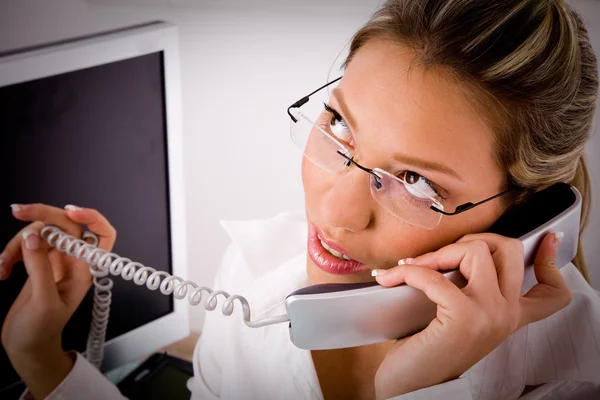 Young professional talking on phone — Stock Photo, Image
