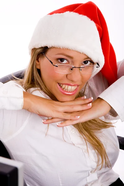サンタ帽を身に着けて笑みを浮かべてマネージャー — ストック写真