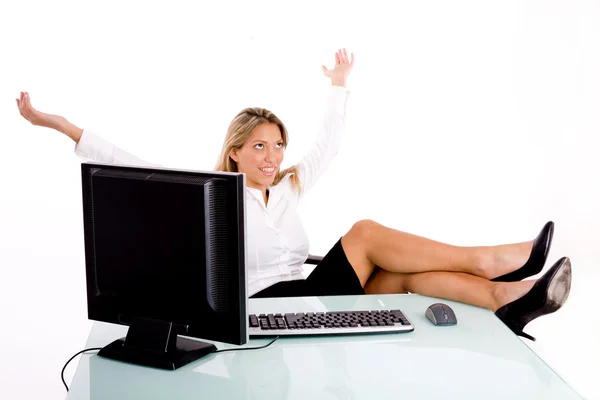 Бізнес-леді розслабляється в офісі — стокове фото