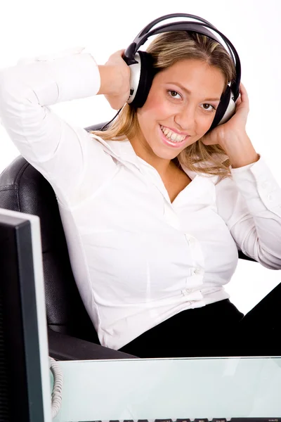 Smiling businesswoman enjoying music — Stock Photo, Image