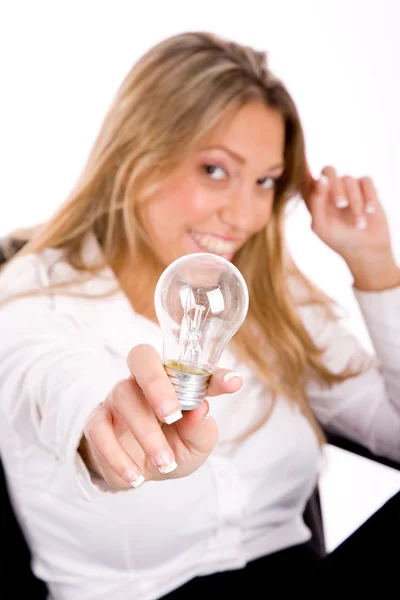 Улыбающаяся деловая женщина держит лампочку — стоковое фото