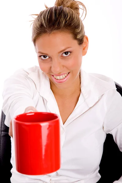 웃는 여자 제공 커피 — 스톡 사진
