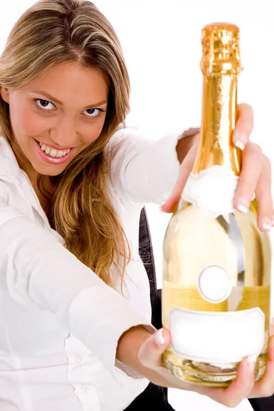 Бизнесвумен показывает бутылку шампанского — стоковое фото