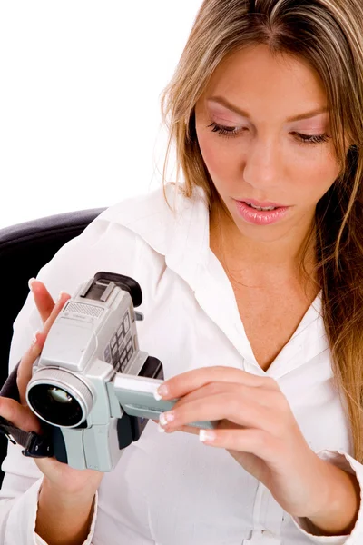 Бізнес-леді тримає зручну камеру — стокове фото