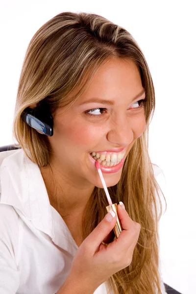 Proveedor de servicios aplicando lápiz labial — Foto de Stock