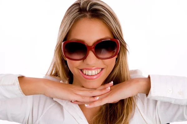 Sorridente giovane donna che indossa occhiali da sole — Foto Stock