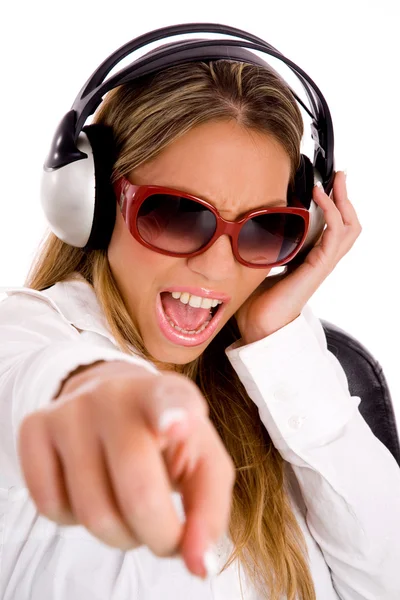 Feminino desfrutando de música e sorrindo — Fotografia de Stock
