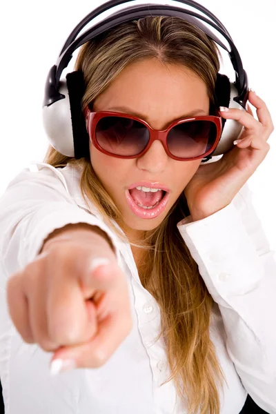 Uśmiechnięta kobieta słuchania muzyki — Zdjęcie stockowe