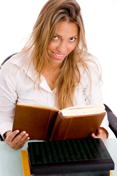 Вид улыбающегося студента, читающего книгу — стоковое фото