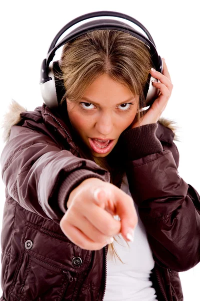 Młoda kobieta głośno muzyki — Zdjęcie stockowe