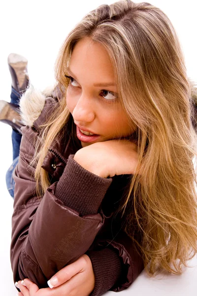 Krásná mladá žena dívá pryč — Stock fotografie