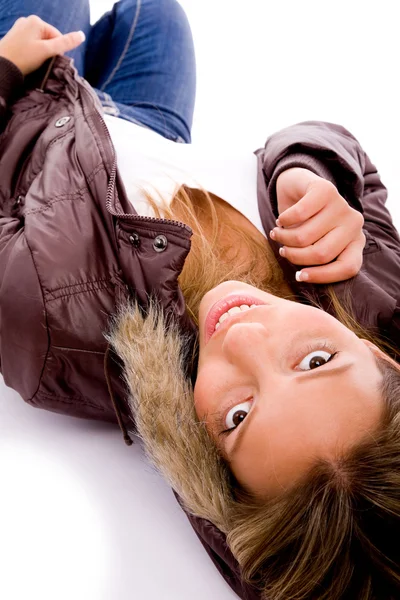床に寝そべっている若い女性 — ストック写真