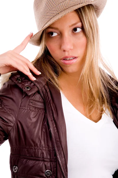 Retrato de mulher jovem usando chapéu — Fotografia de Stock