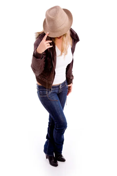 Junge Frau mit Hut — Stockfoto