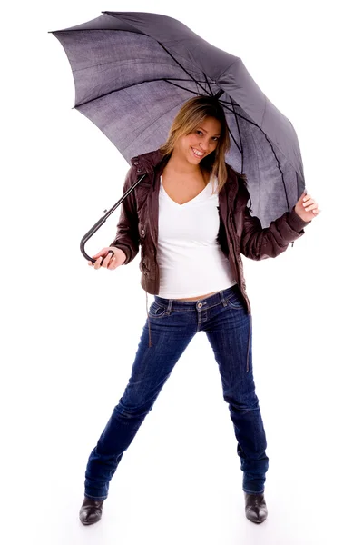 Giovane donna sorridente e con l'ombrello in mano — Foto Stock