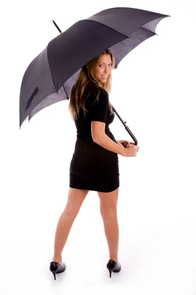 Leende kvinna anläggning paraply — Stockfoto