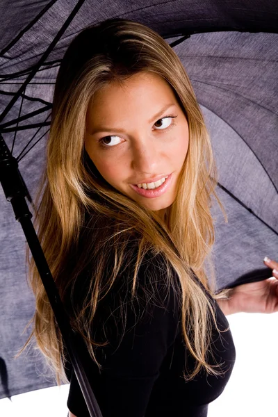 Χαμογελώντας γυναίκα εκμετάλλευση ομπρέλα — Φωτογραφία Αρχείου